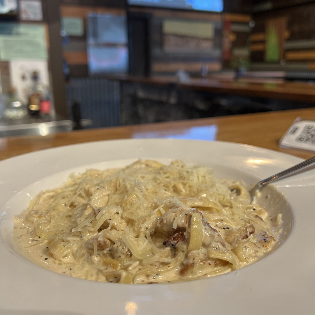 The 522 - Fine Wine and Taps - fresh hand made fettuccine with chicken -Woodinville WA Lunch